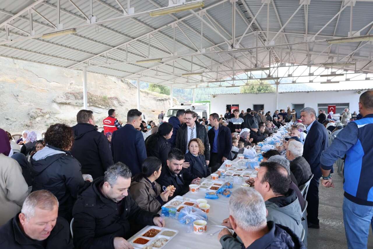 Dokuzçam Mahallesi’nde Anlamlı Buluşma: Belediye Çalışanlarından Yemekli Mevlit 3